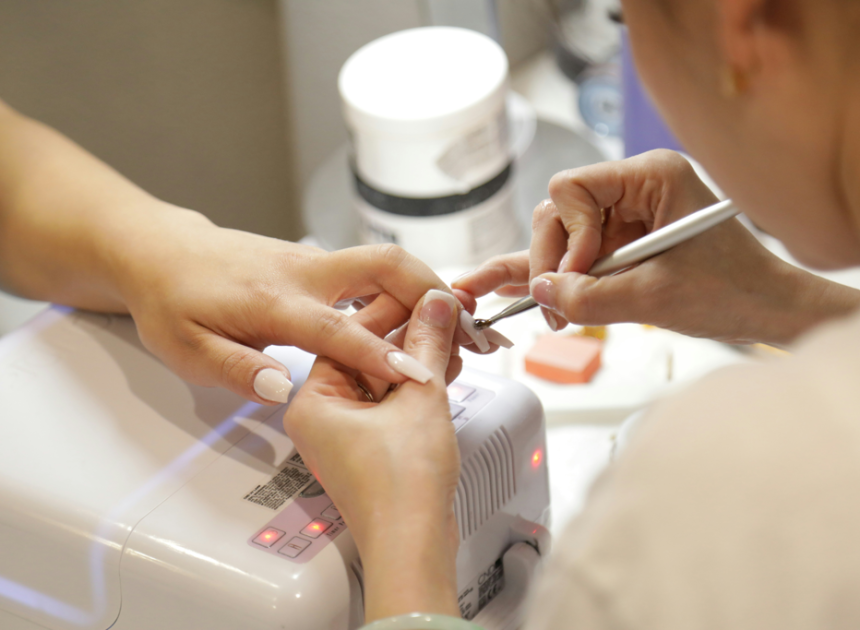 La UE prohíbe dos químicos de los esmaltes semipermanentes: el mismo proceso que fijaba tu manicura ahora está bajo sospecha